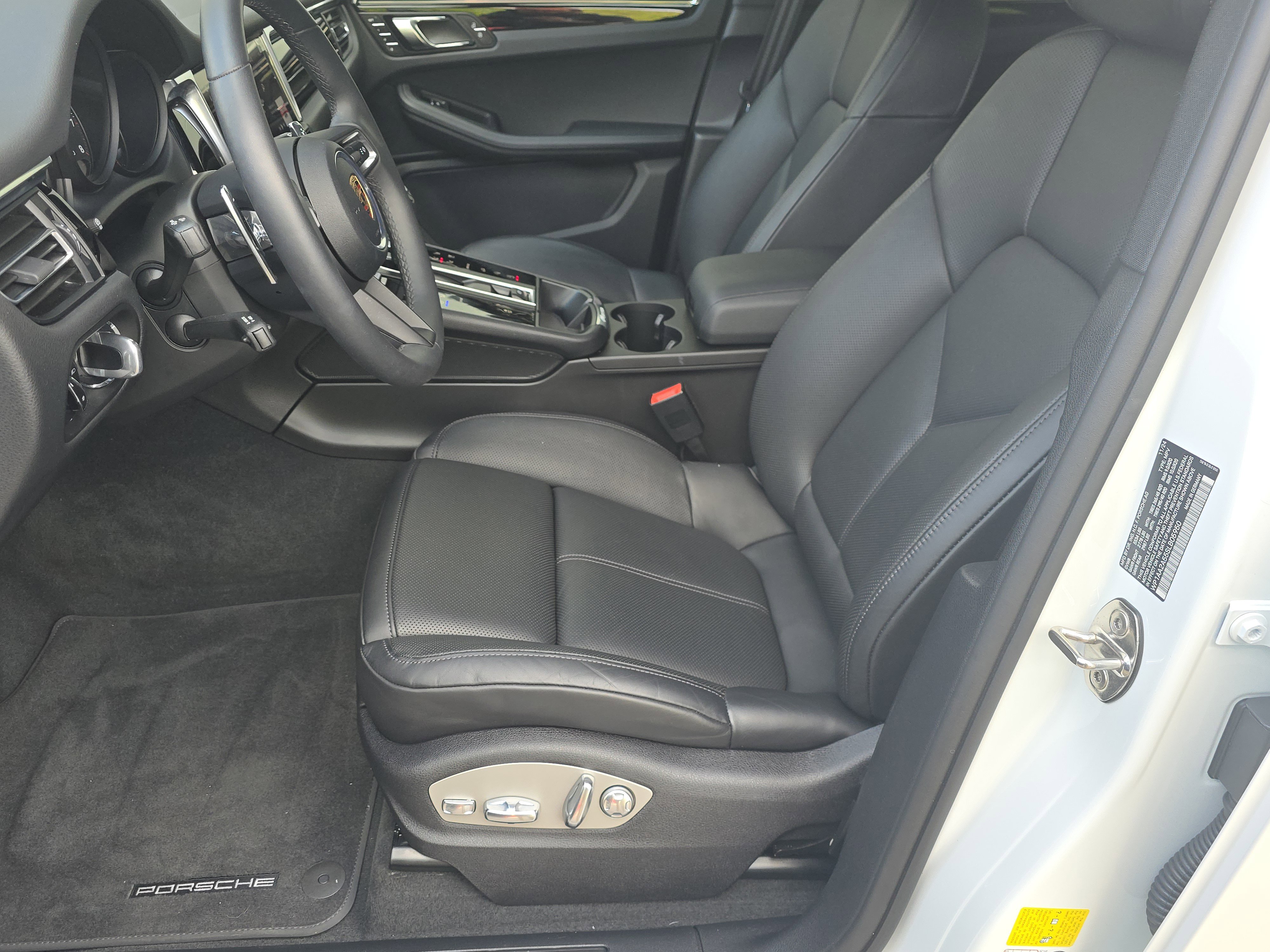 Certified 2025 Porsche Macan image 5