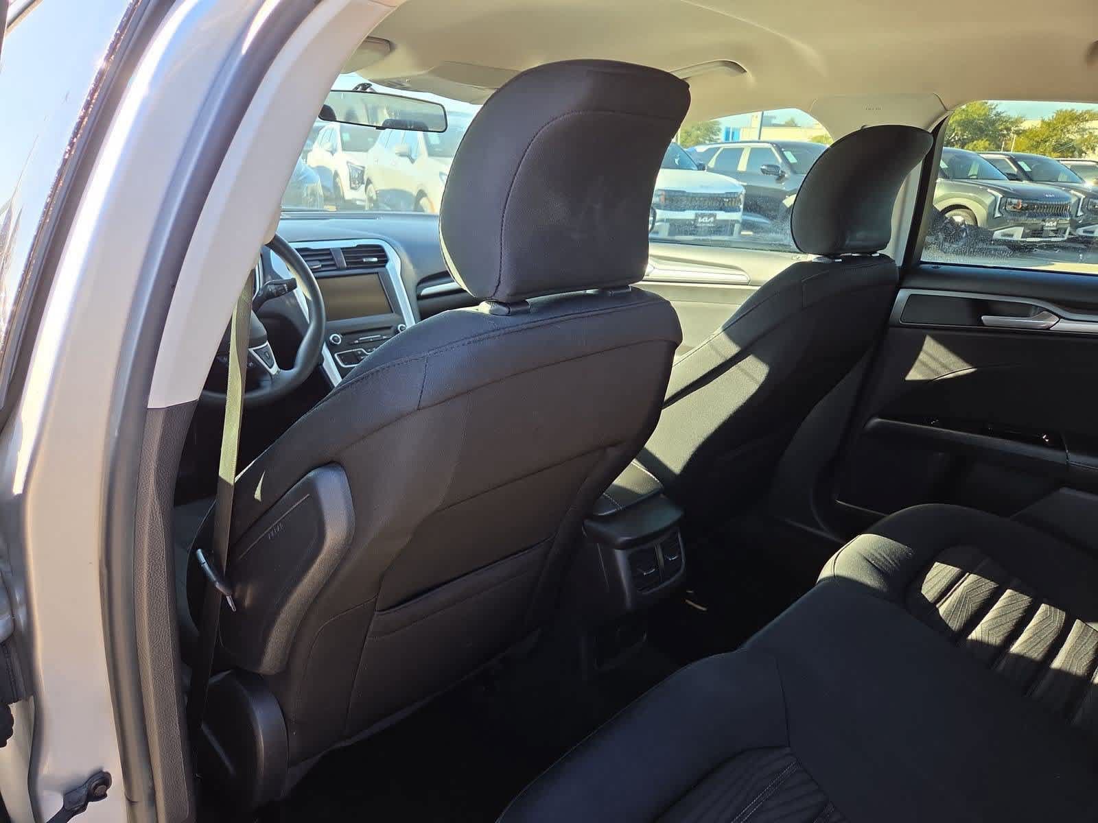 Used 2016 Ford Fusion SE FWD image 17