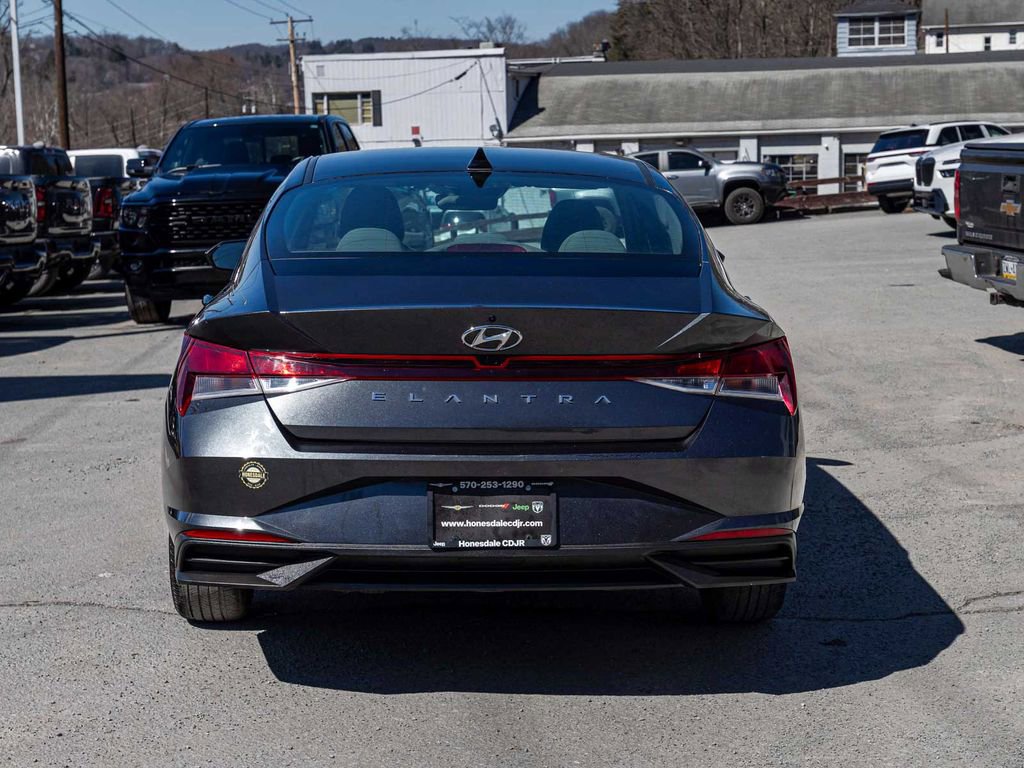 Used 2023 Hyundai Elantra SEL w/ Cargo Package image 5