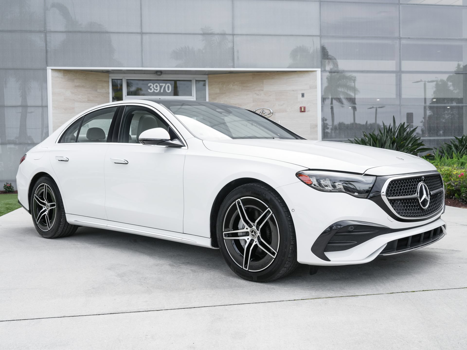 Used 2024 Mercedes-Benz E 350 4MATIC Sedan image 3