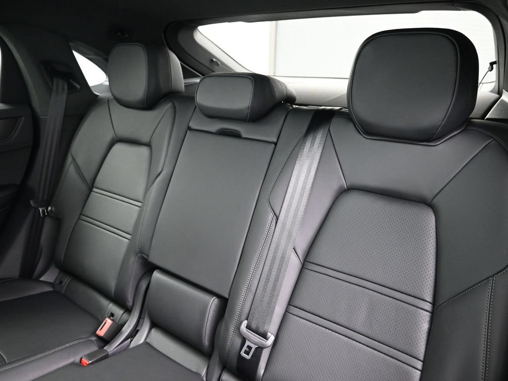 Used 2026 Porsche Cayenne GTS AWD/4WD image 6