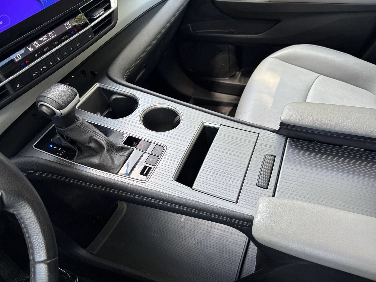 Used 2025 Toyota Sienna XLE FWD image 45