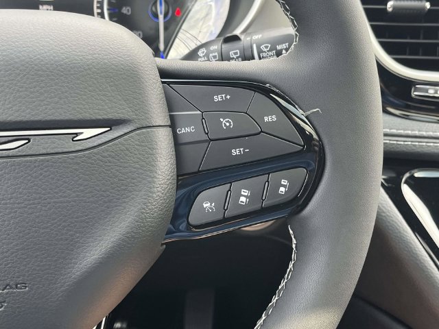 New 2027 Chrysler Pacifica Limited AWD/4WD image 21