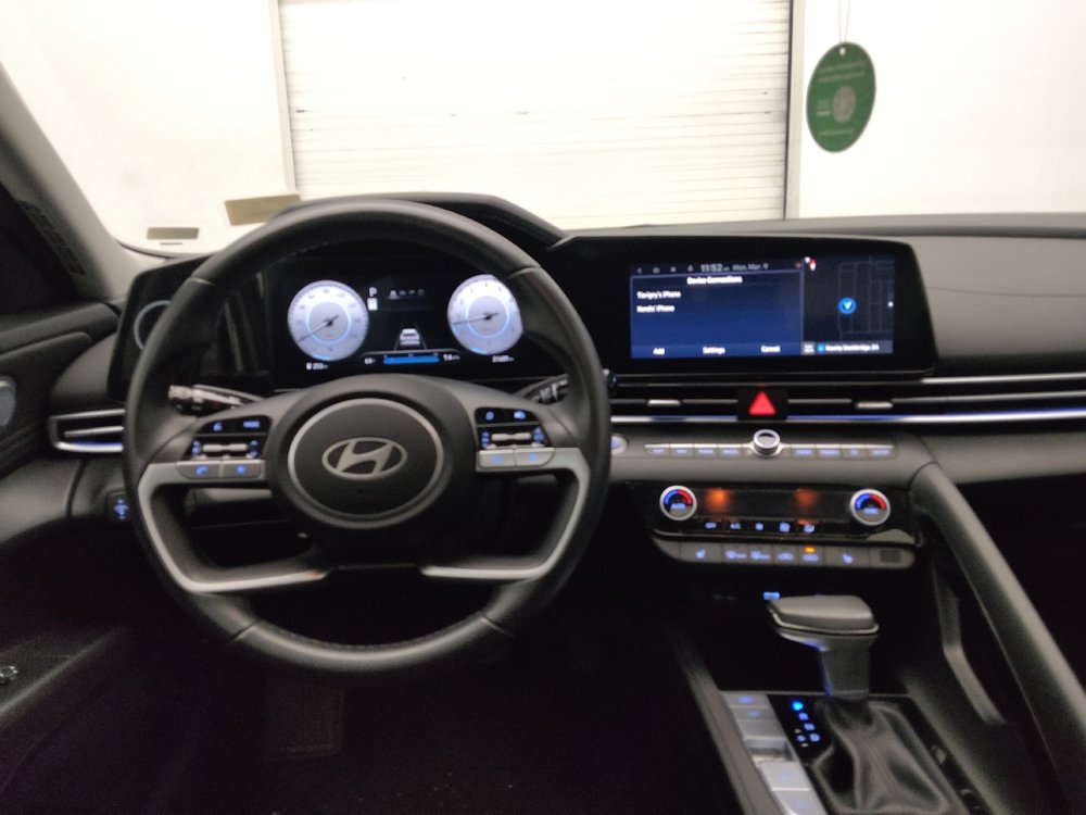 Used 2025 Hyundai Elantra SEL image 22