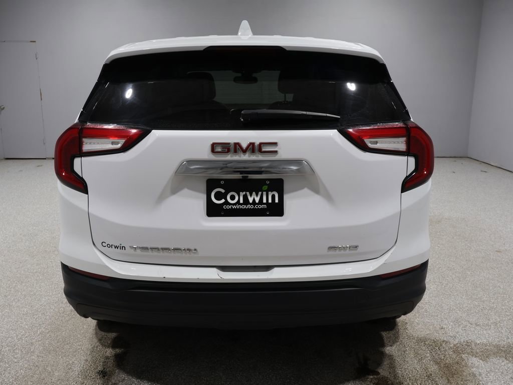 Used 2024 GMC Terrain SLE image 3