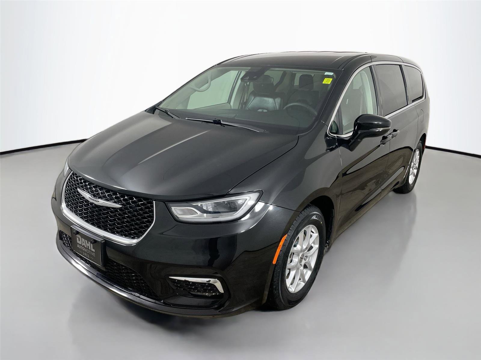 Used 2024 Chrysler Pacifica Touring-L image 3