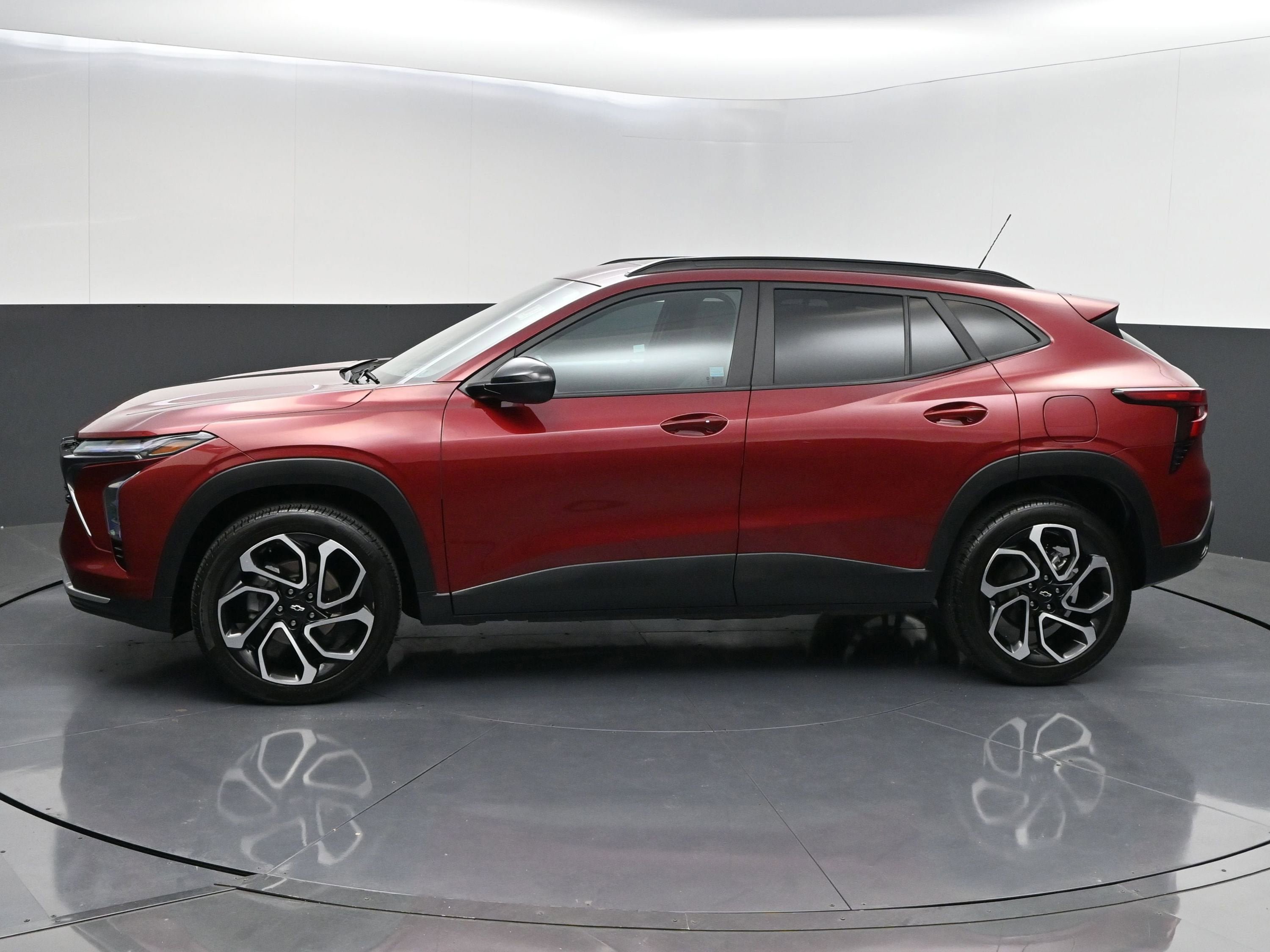 Used 2024 Chevrolet Trax RS w/ Sunroof Package FWD image 4
