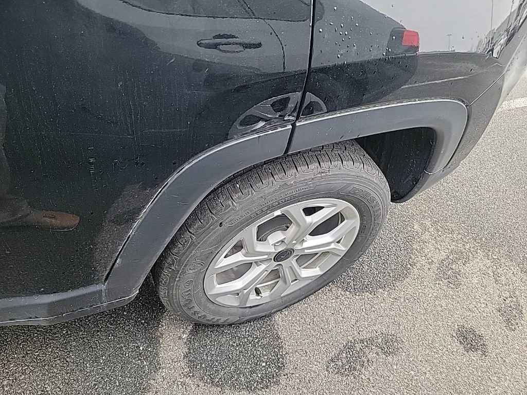 Used 2025 Jeep Compass Latitude w/ Sun & Sound Group image 3