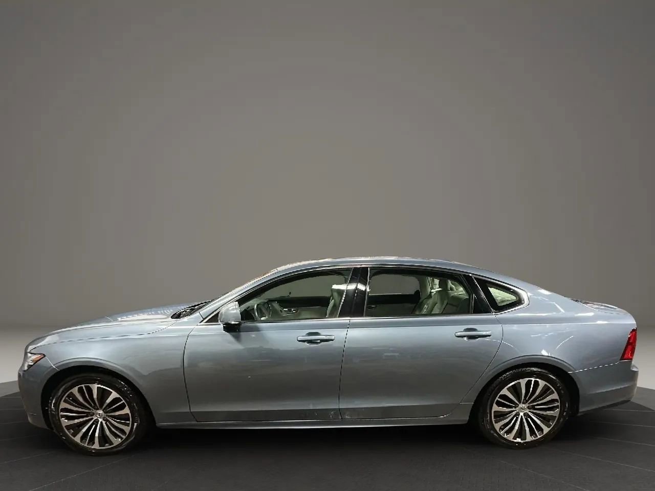 Used 2020 Volvo S90 T6 Momentum image 2