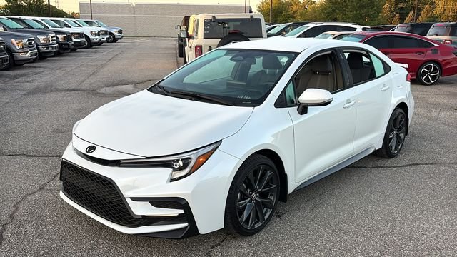 Used 2026 Toyota Corolla SE FWD image 2