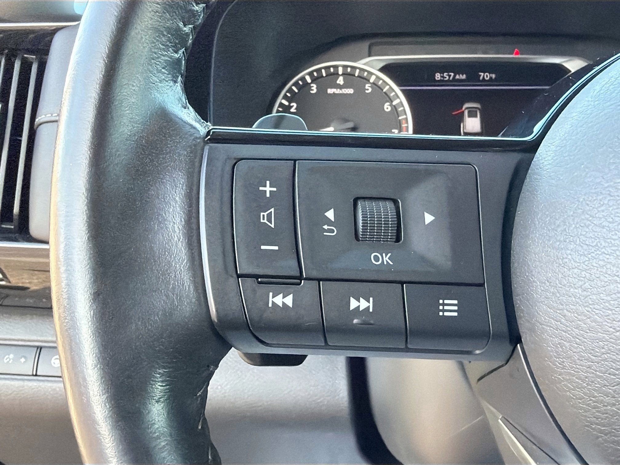 Used 2023 Nissan Pathfinder SV w/ SV Premium Package image 38