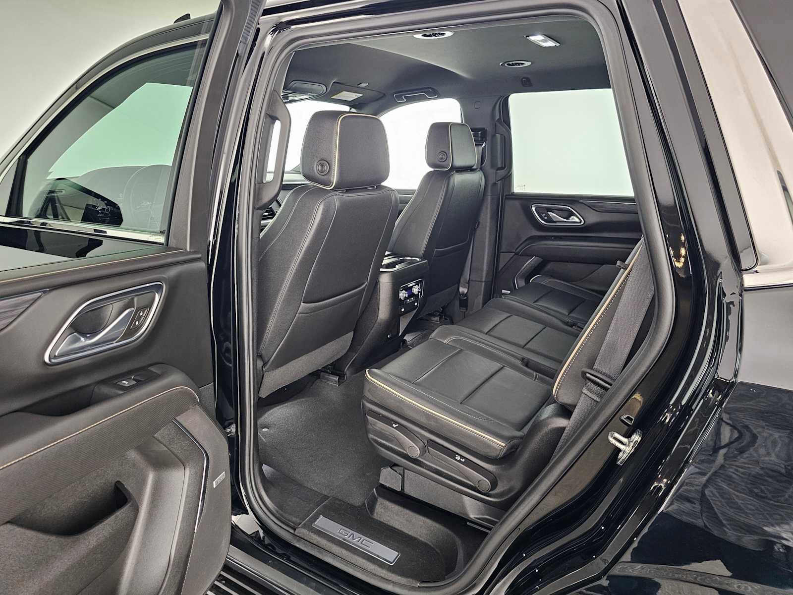 Used 2024 GMC Yukon SLT image 17