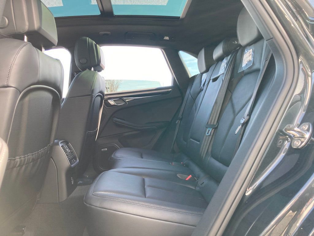 Certified 2025 Porsche Macan image 19