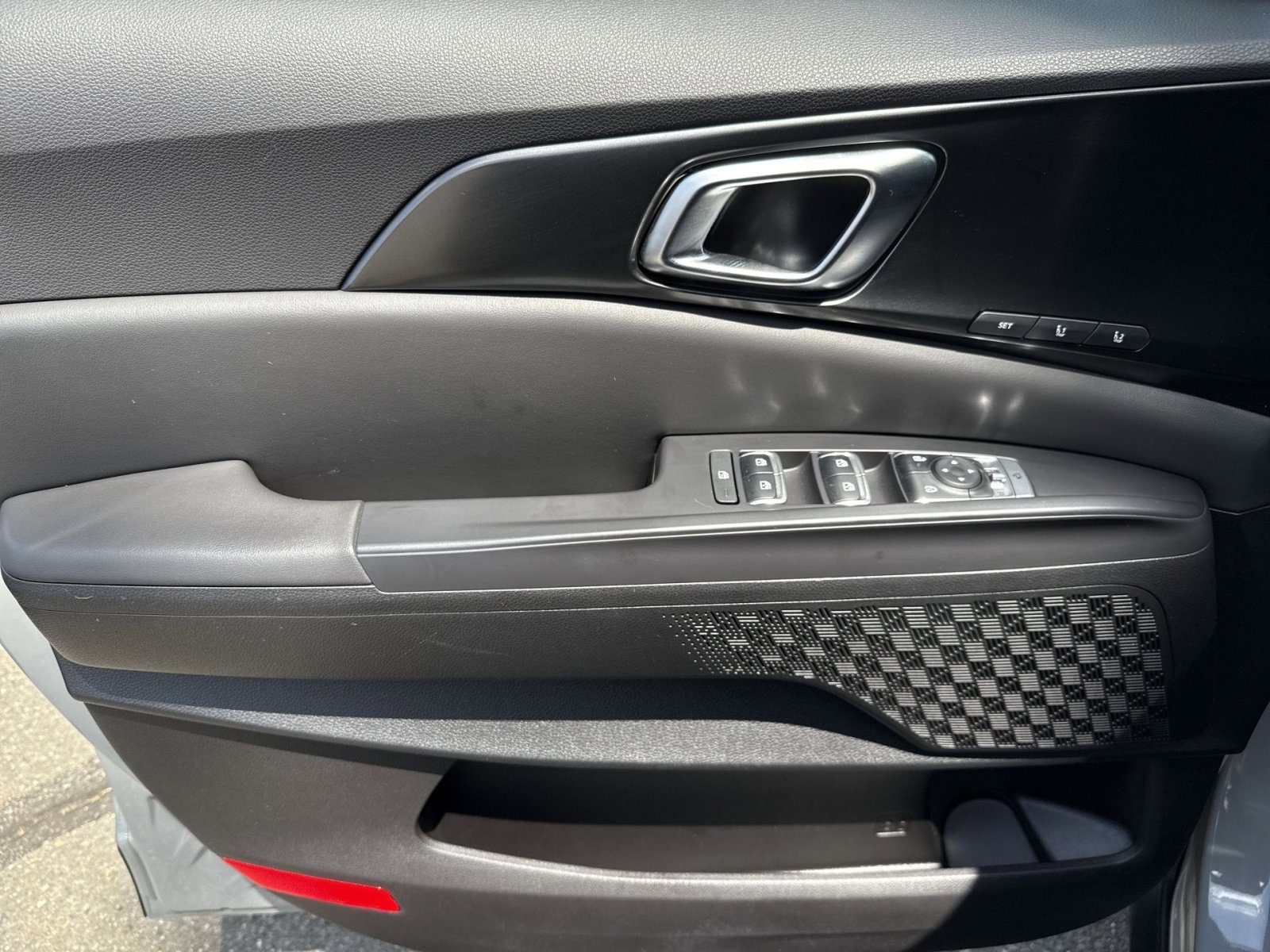 Used 2025 Kia Carnival SX w/ SX Dark Edition Package FWD image 15