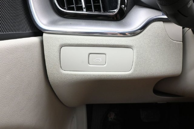 Used 2024 Volvo XC60 B5 Core w/ Protection Package Premier AWD/4WD image 26