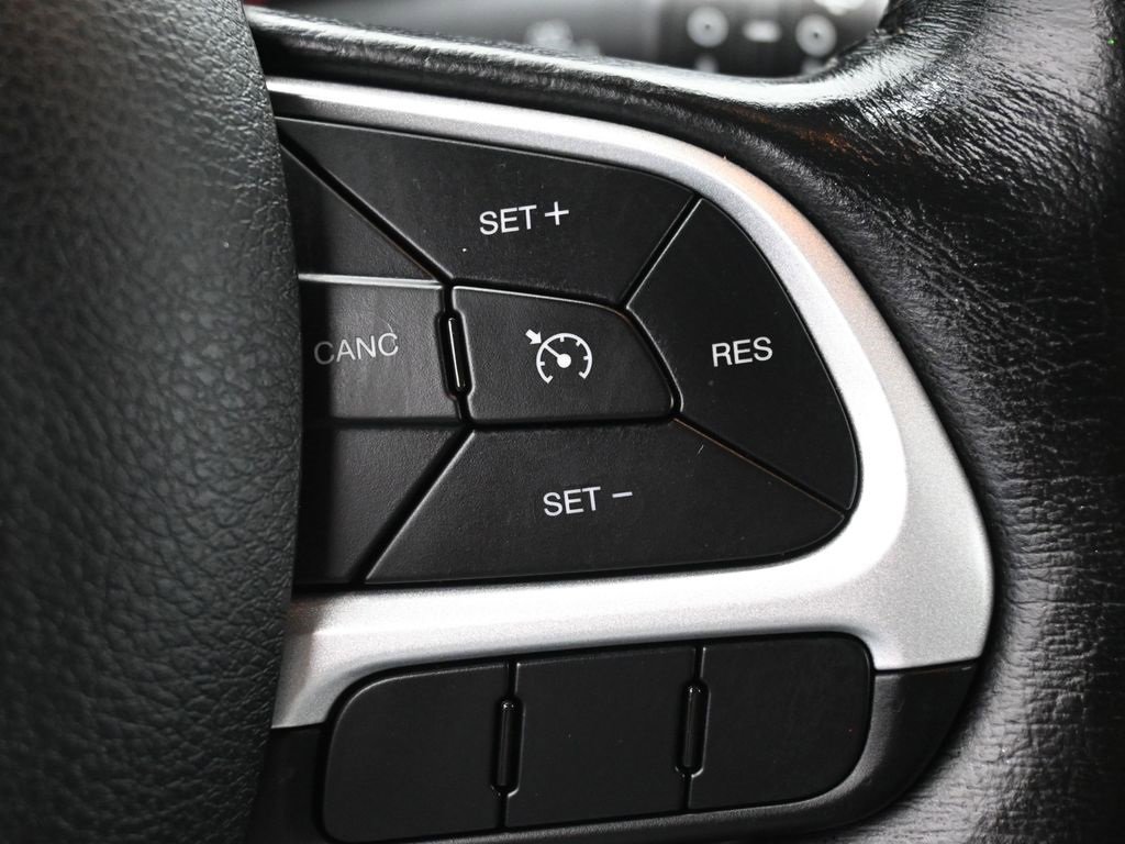 Used 2018 Jeep Renegade Latitude w/ Cold Weather Group image 17