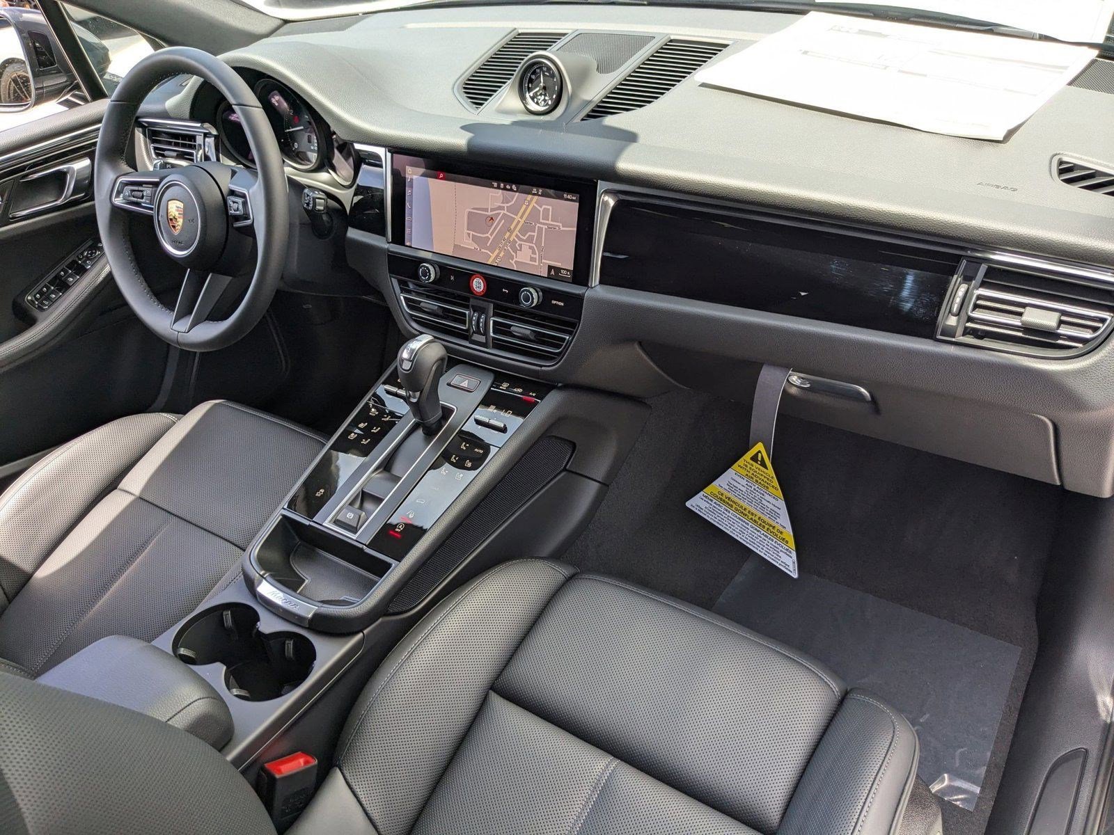 Certified 2025 Porsche Macan AWD/4WD image 27