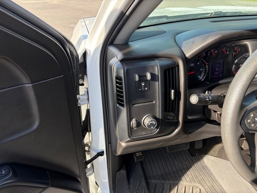 Used 2018 Chevrolet Silverado 1500 Custom w/ Custom Value Package AWD/4WD image 17