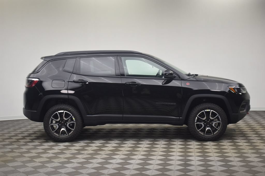 New 2026 Jeep Compass Trailhawk w/ Sun, Sound & Navigation Group AWD/4WD image 3