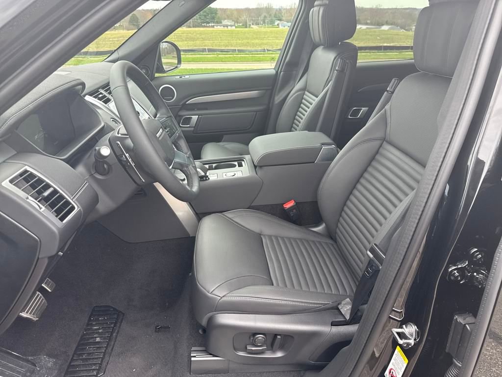 Used 2025 Land Rover Discovery Dynamic SE image 11