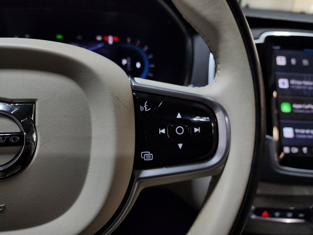 Used 2023 Volvo XC90 B6 Ultimate w/ Protection Package Premier image 35