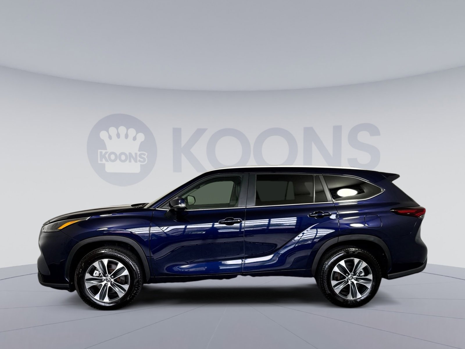 Used 2025 Toyota Highlander XLE FWD image 2