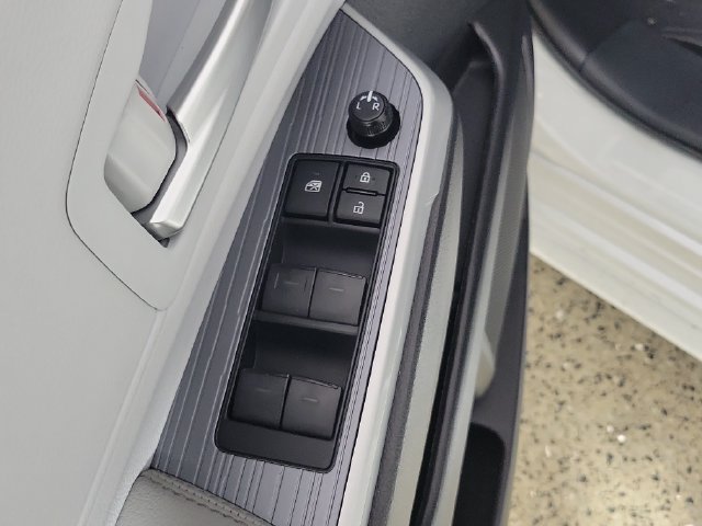 Used 2026 Toyota Sienna XLE FWD image 23