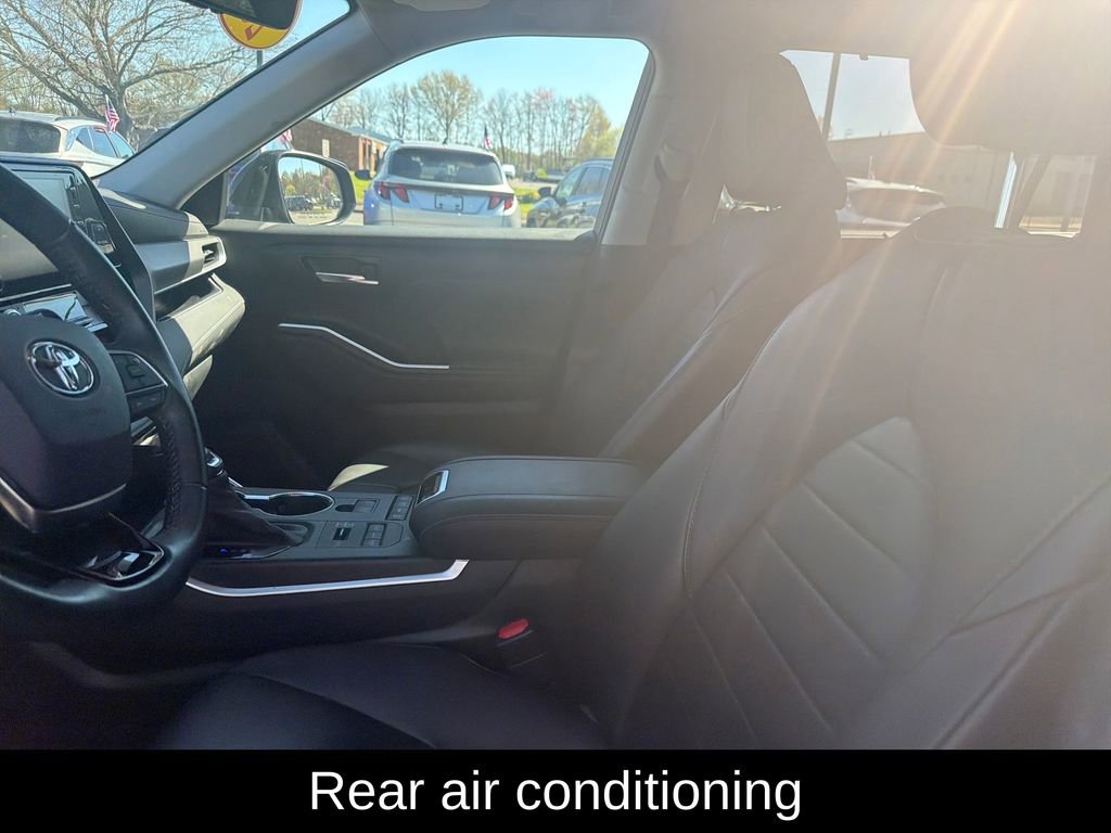 Used 2021 Toyota Highlander XLE AWD/4WD image 13