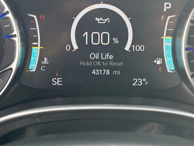 Used 2024 Chrysler Pacifica Touring-L image 4