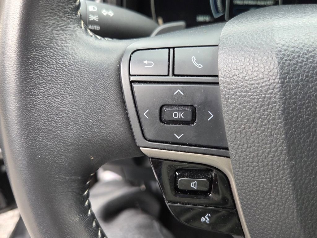 Used 2025 Toyota Camry SE image 23