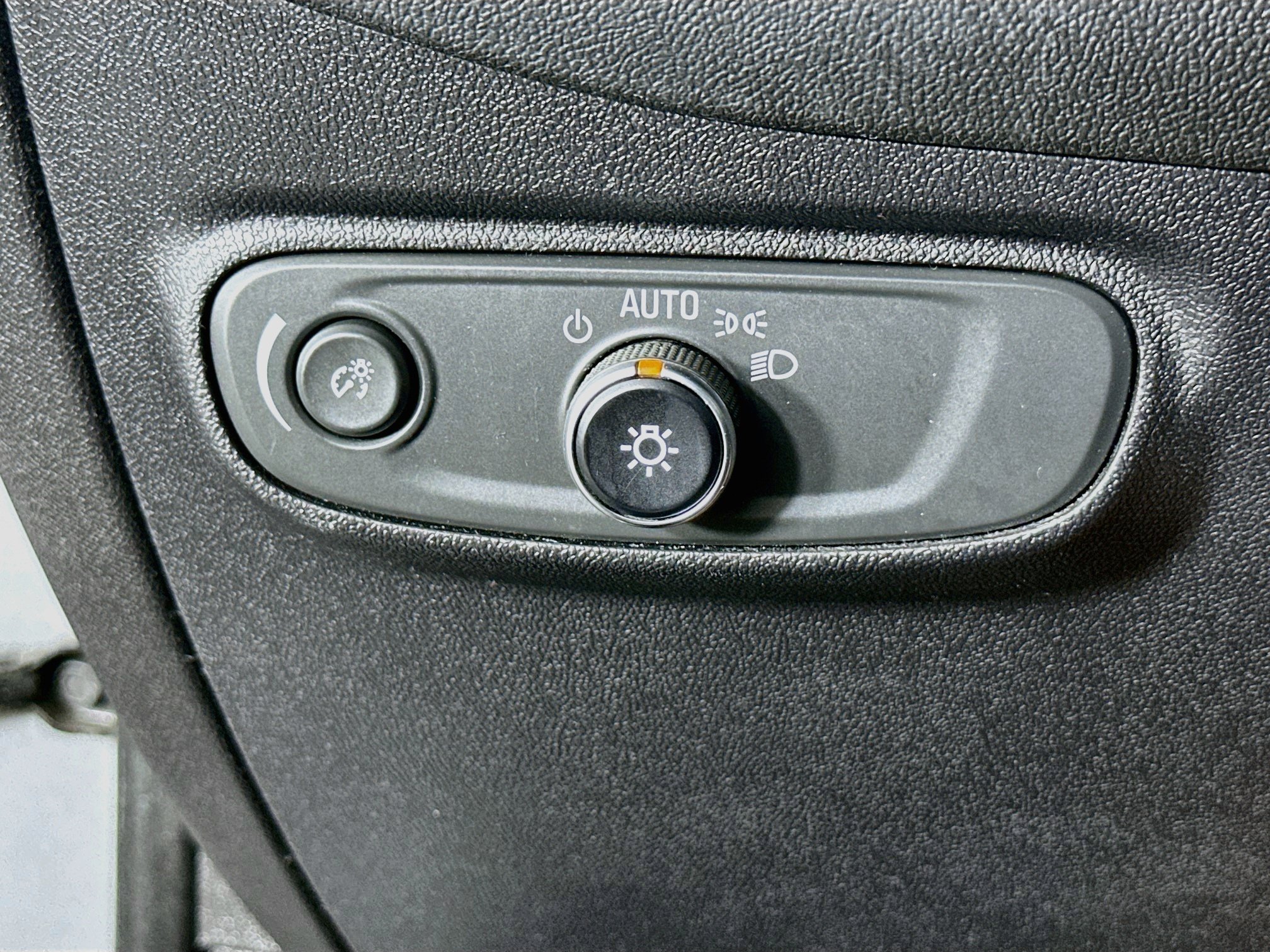 Used 2018 Chevrolet Equinox LT FWD image 17
