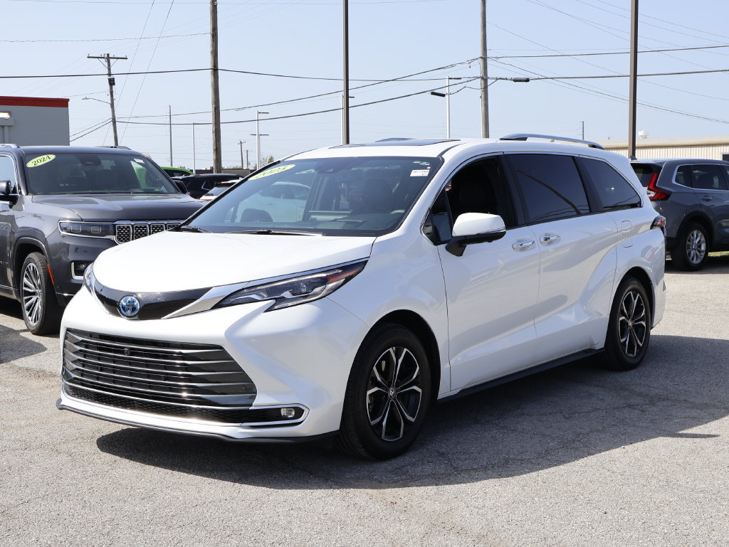 Used 2025 Toyota Sienna Platinum AWD/4WD image 3