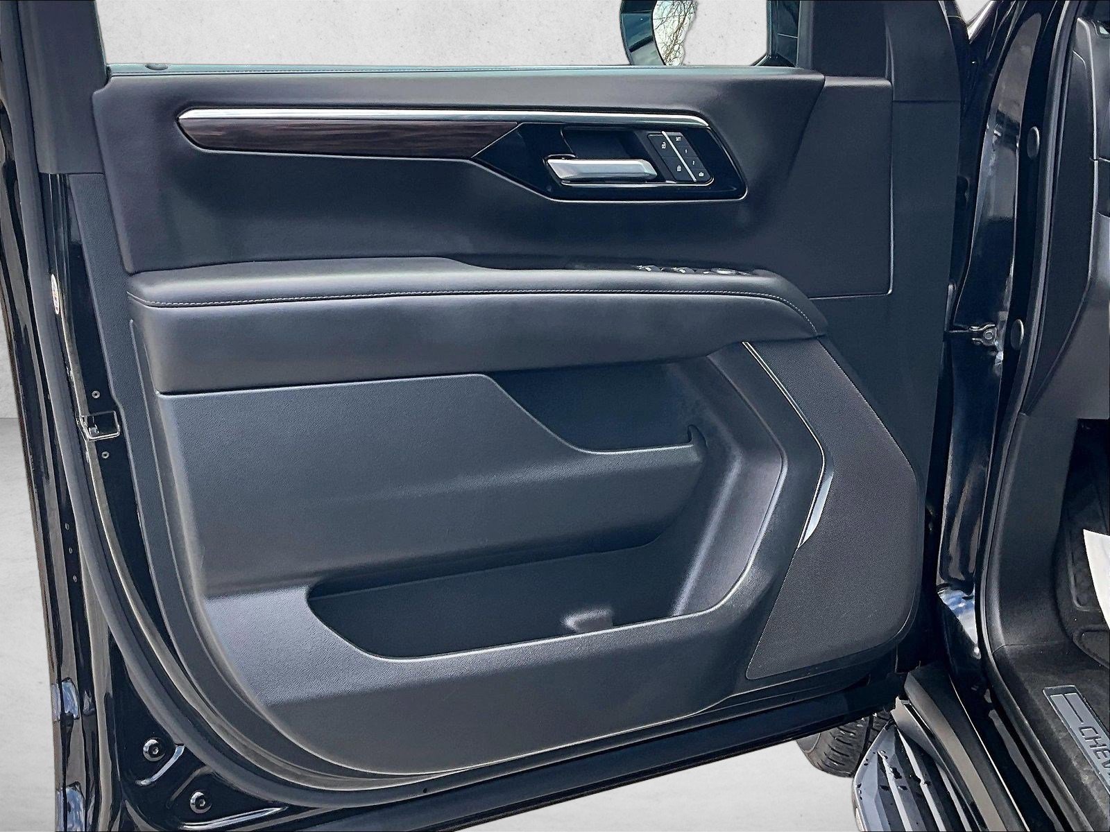 Used 2025 Chevrolet Tahoe LT RWD image 17