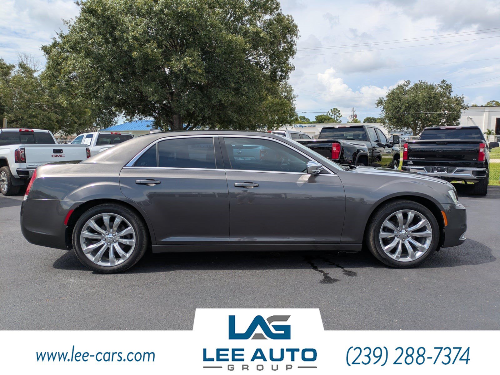 Used 2019 Chrysler 300 Touring w/ Chrome Appearance Package RWD image 2