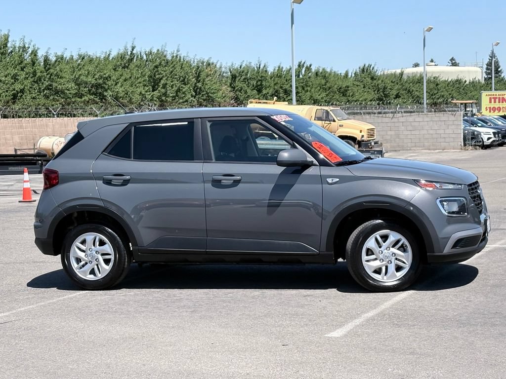 Used 2025 Hyundai Venue SE FWD image 4