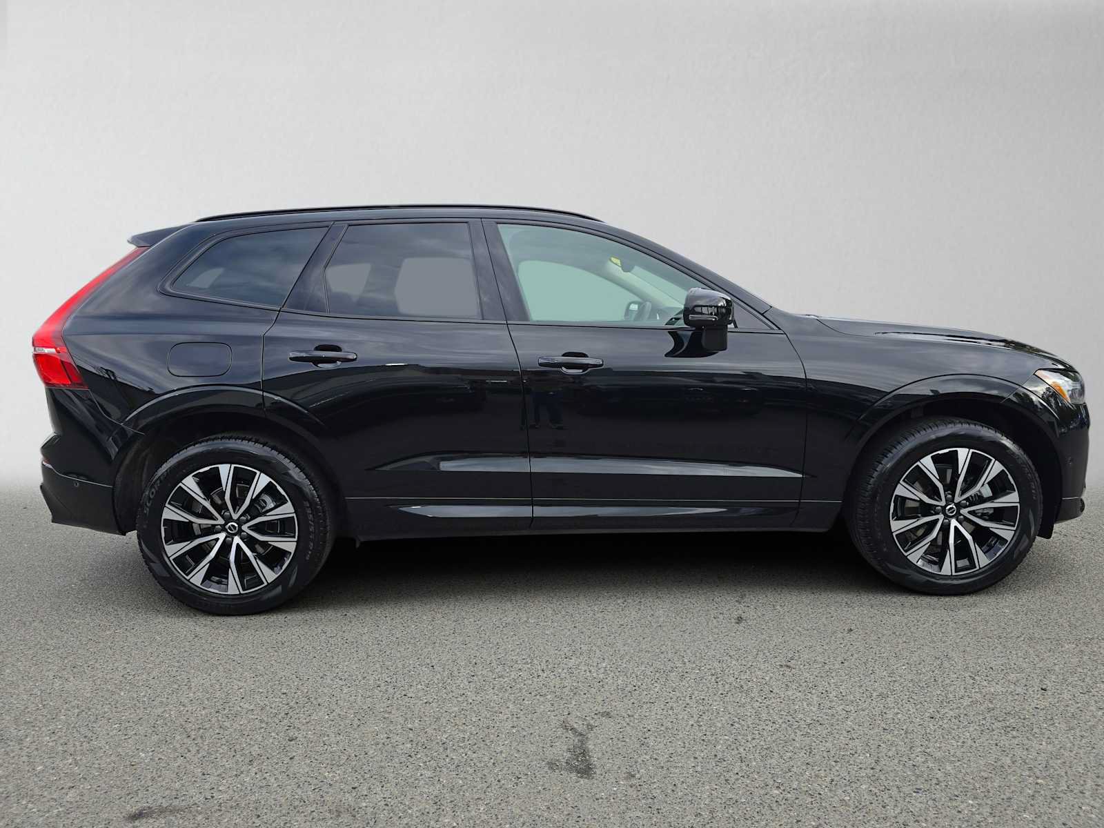 Used 2025 Volvo XC60 B5 Plus AWD/4WD image 2
