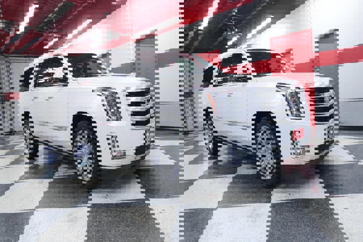Used 2019 Cadillac Escalade ESV Premium Luxury image 2