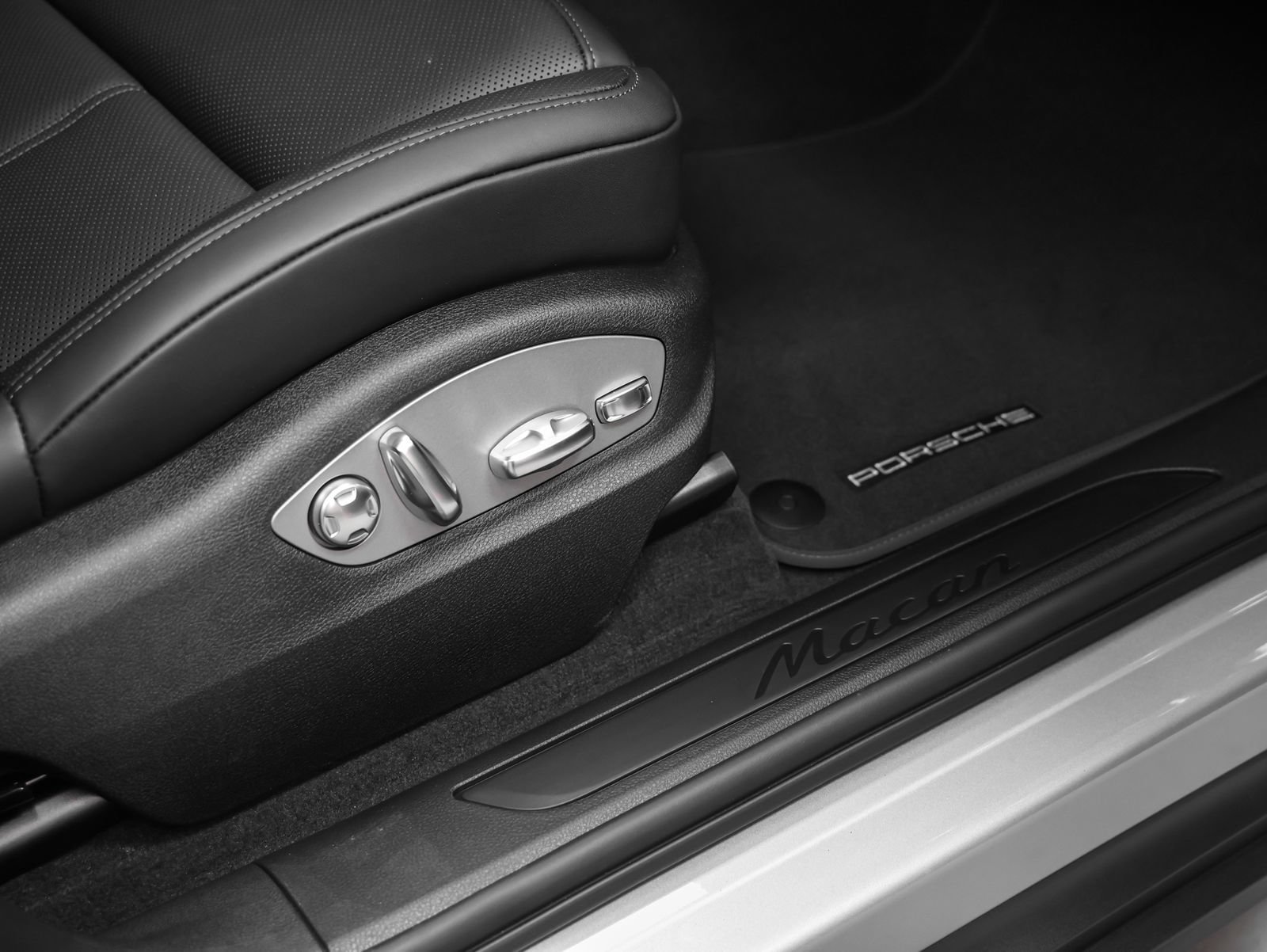 New 2026 Porsche Macan AWD/4WD image 18