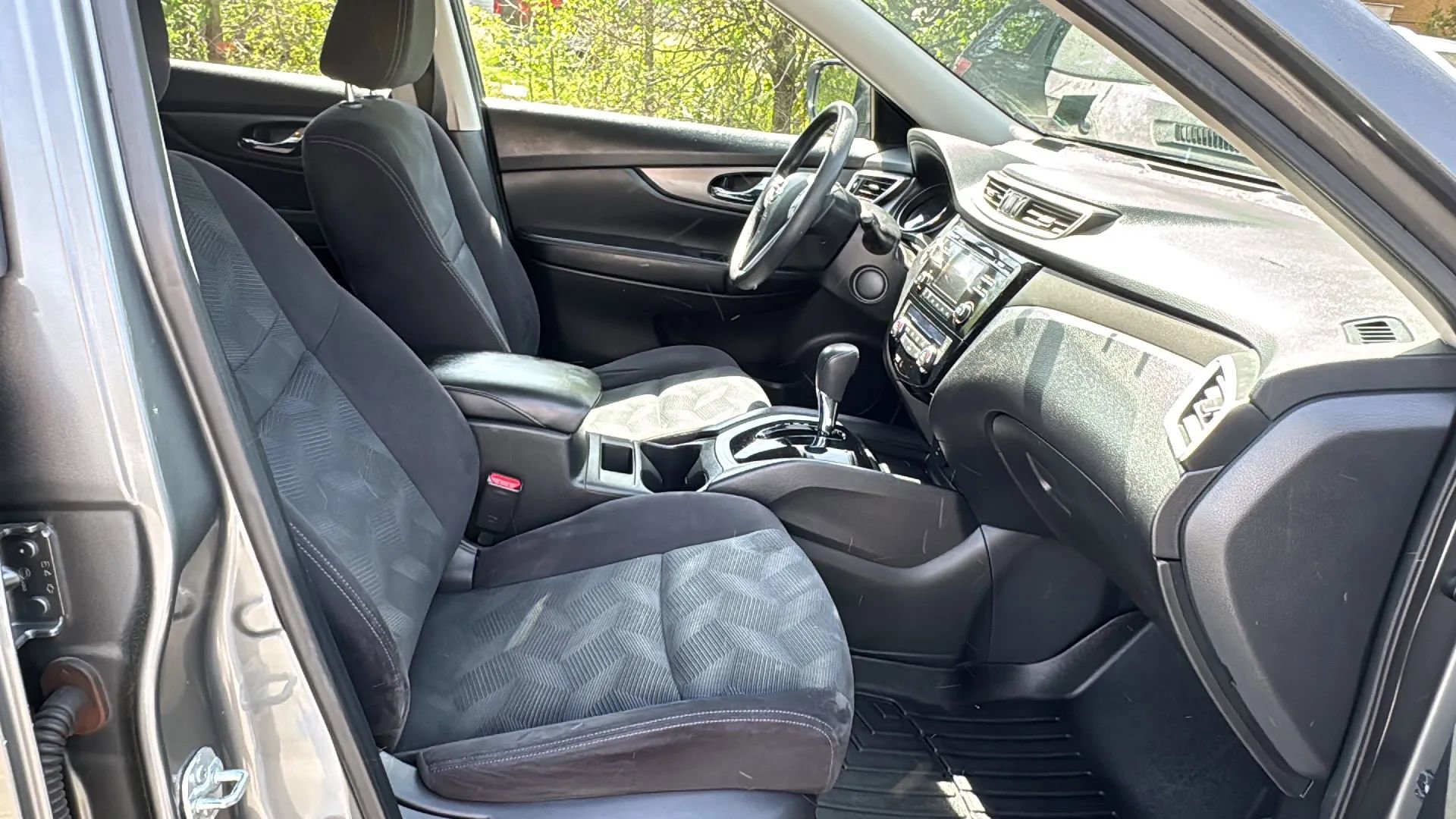 Used 2016 Nissan Rogue SV image 12