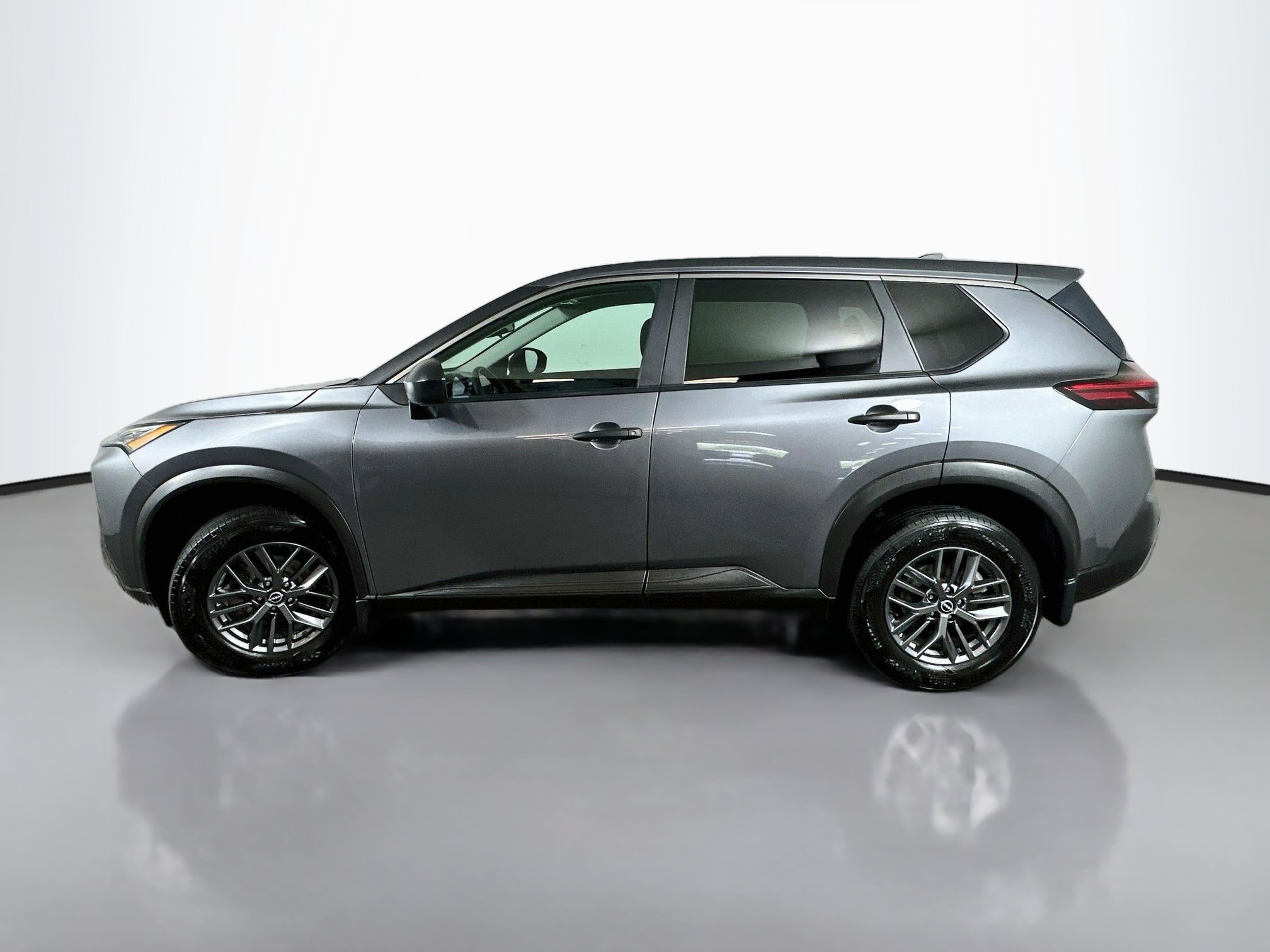 Used 2023 Nissan Rogue S AWD/4WD image 4