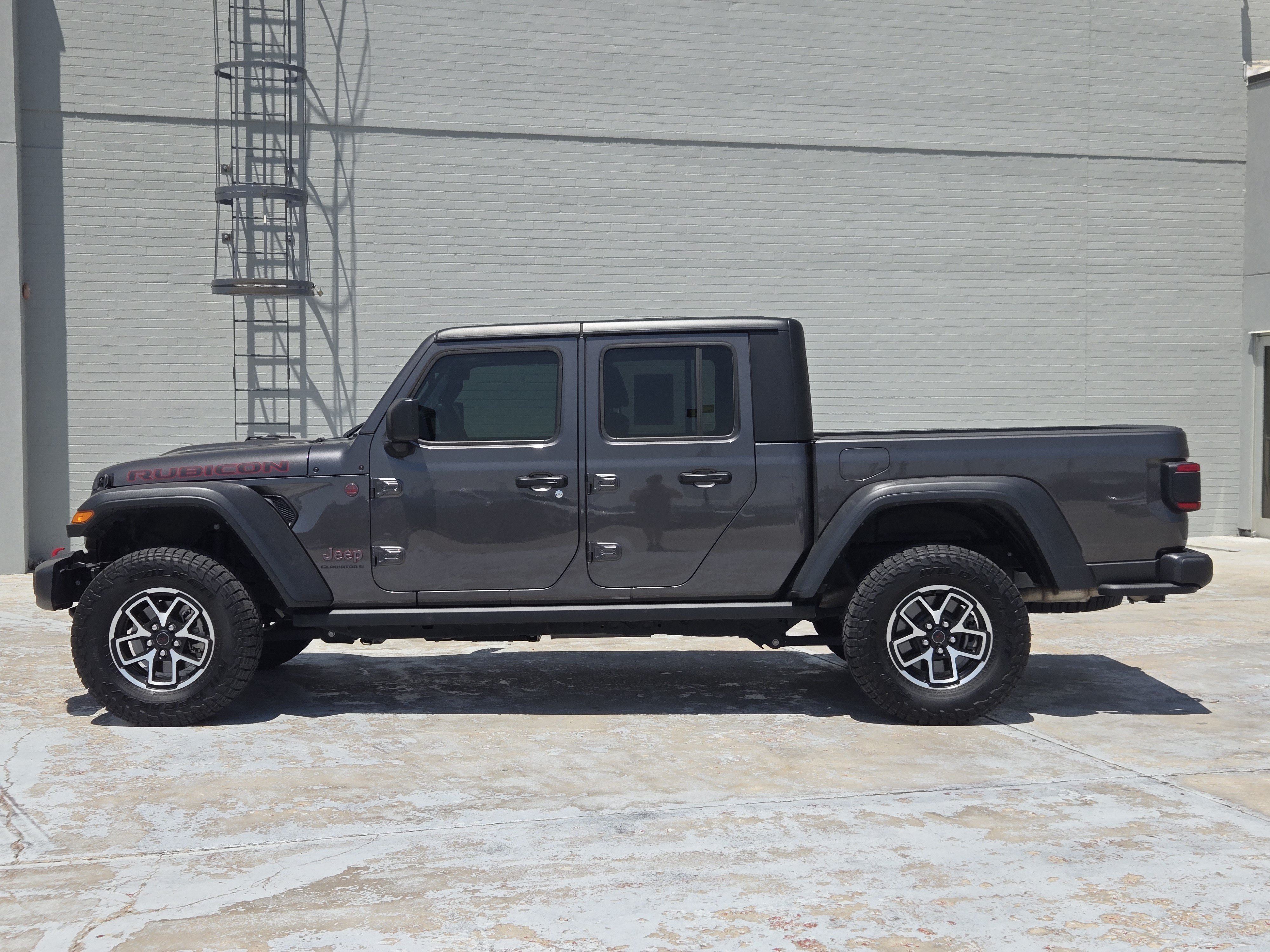 Used 2024 Jeep Gladiator Rubicon w/ Convenience Group AWD/4WD image 5