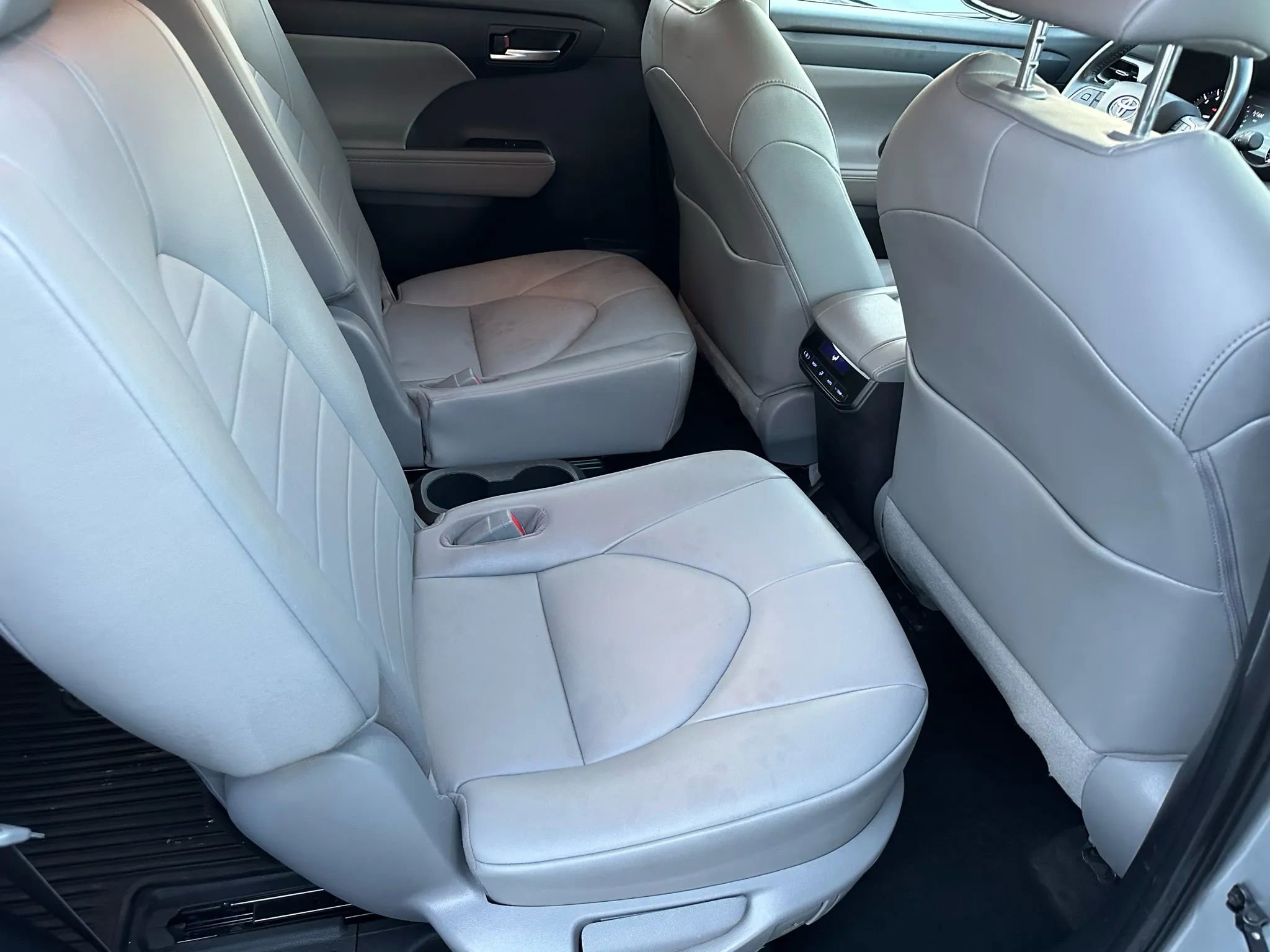 Used 2020 Toyota Highlander XLE image 15