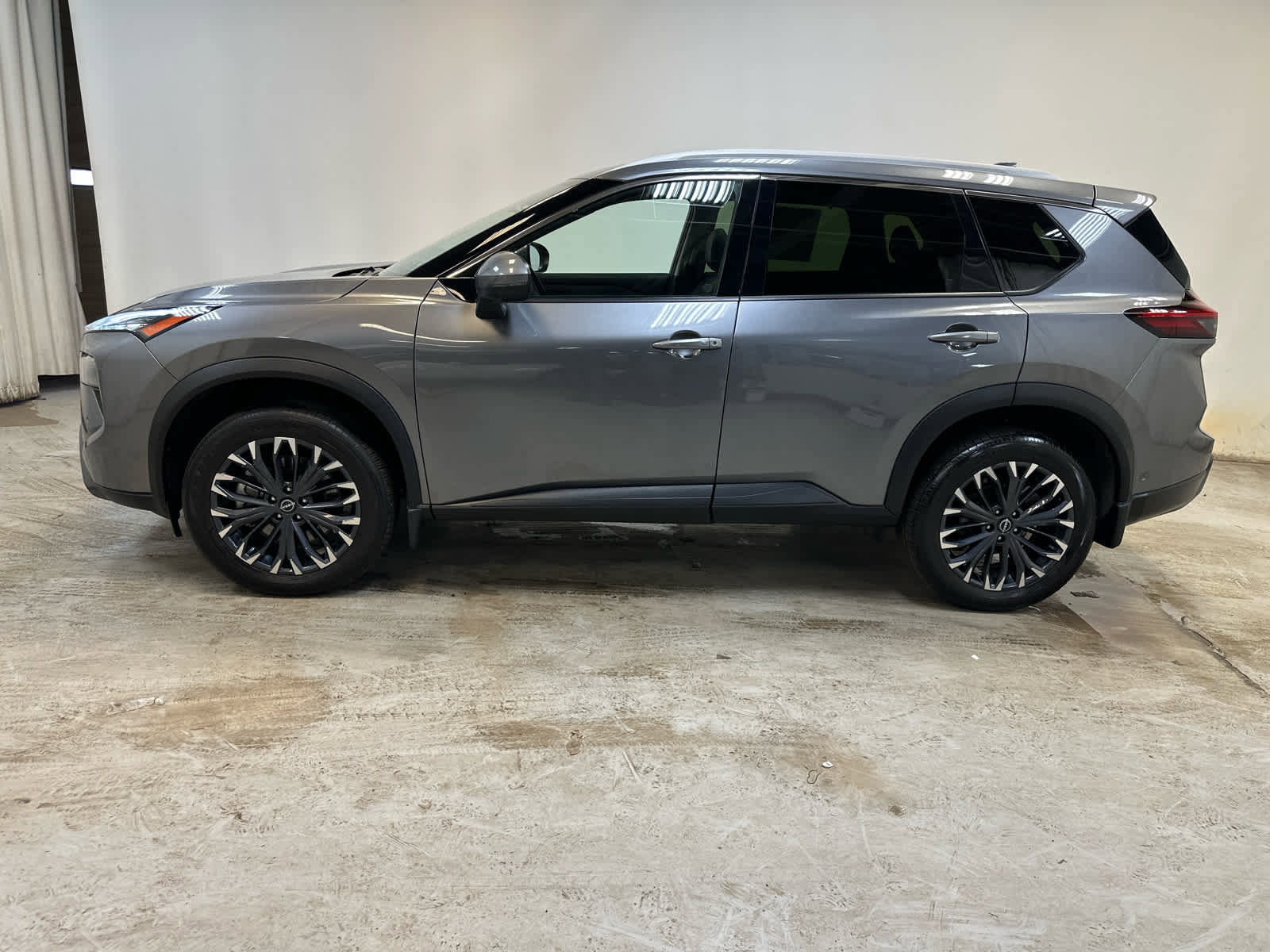 Certified 2025 Nissan Rogue SL w/ Tech Package image 9