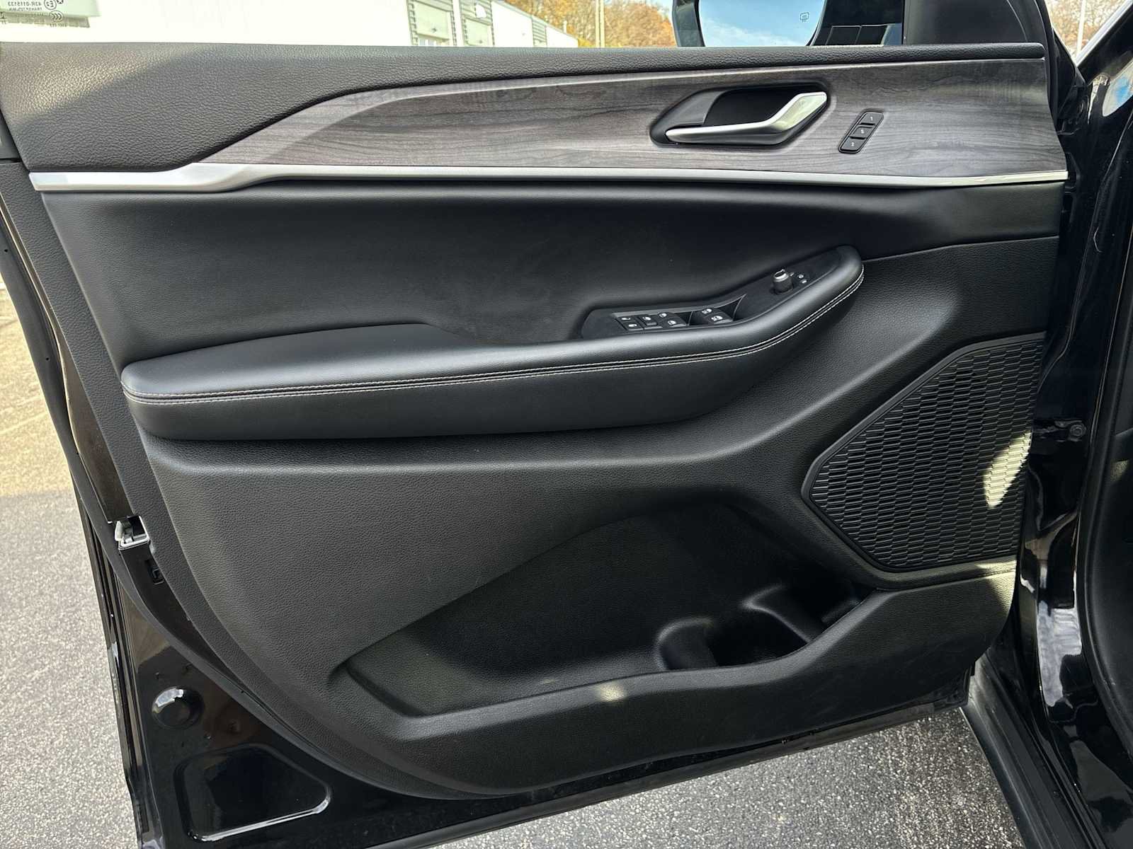 Used 2023 Jeep Grand Cherokee Limited image 23