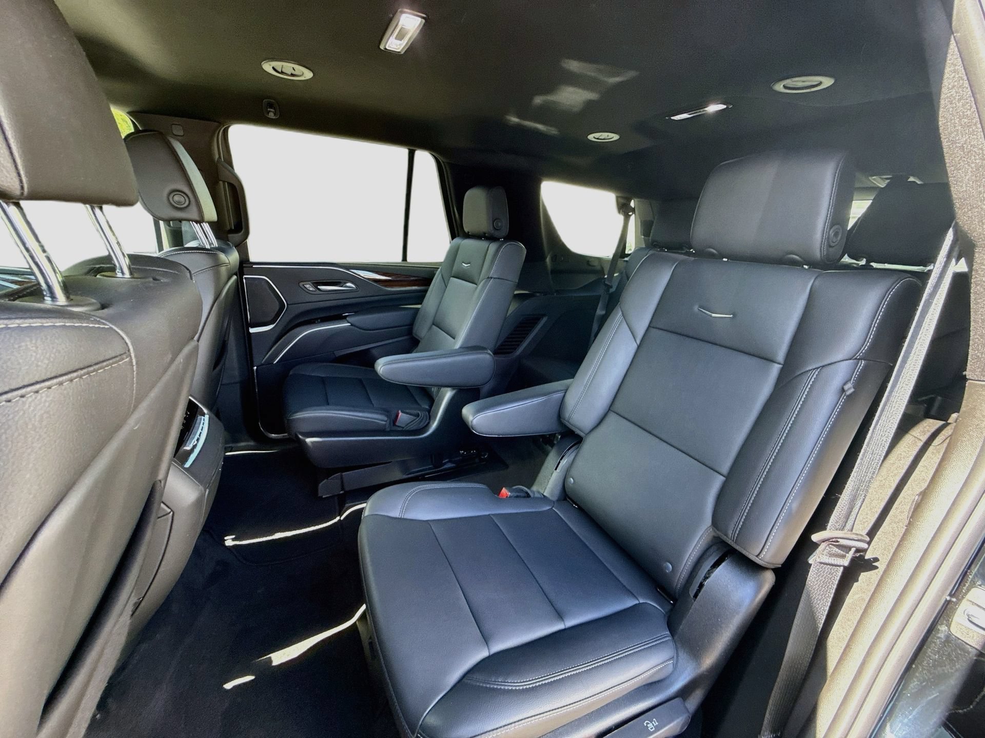 Used 2024 Cadillac Escalade Luxury AWD/4WD image 23