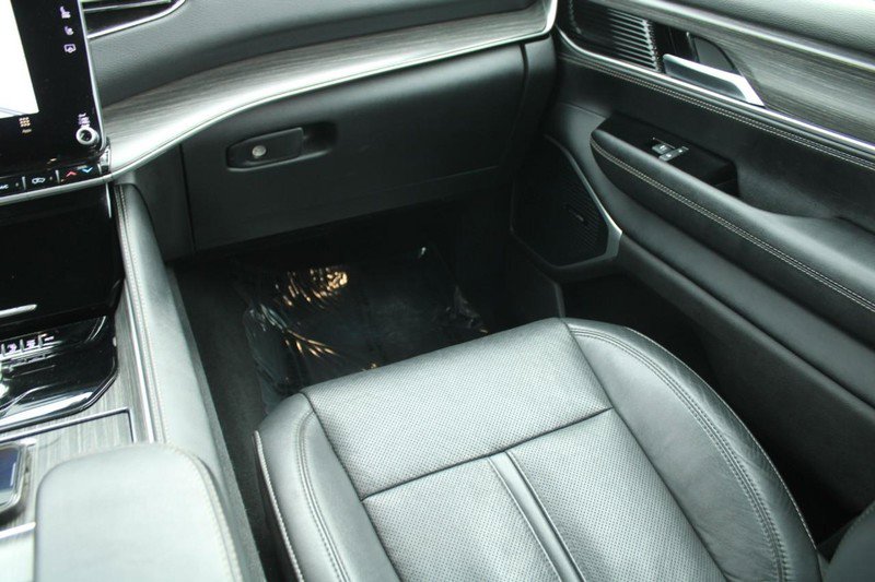 Used 2024 Jeep Wagoneer L Series II w/ Flexible Seating Group image 17