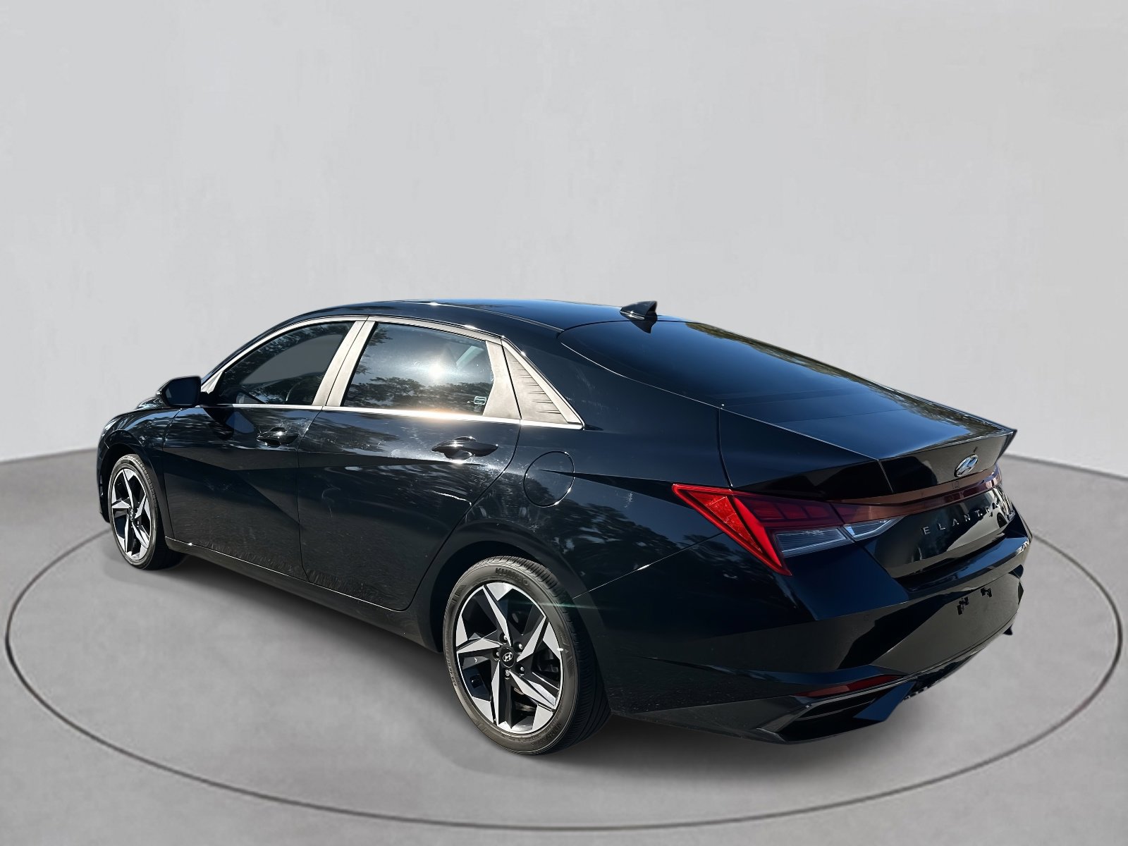 Used 2023 Hyundai Elantra Limited w/ Preferred Accessory Package image 4