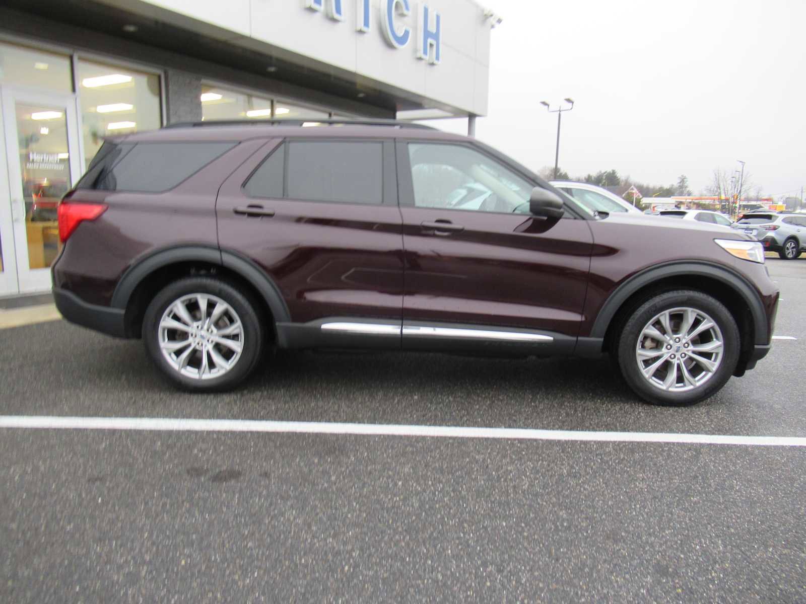Used 2022 Ford Explorer XLT w/ Equipment Group 202A image 4
