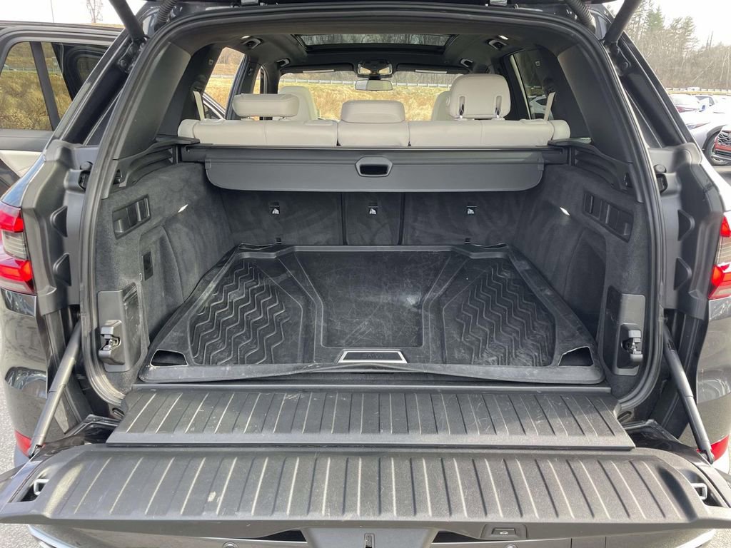 Used 2021 BMW X5 xDrive40i w/ Premium Package image 32