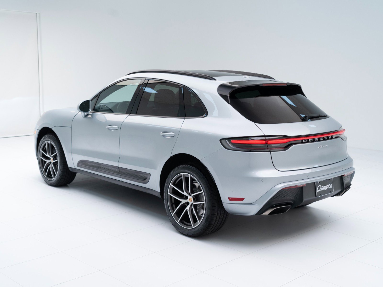 Certified 2025 Porsche Macan AWD/4WD image 3